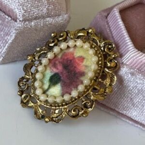 Vintage 2 way brooch AND pendant cameo style